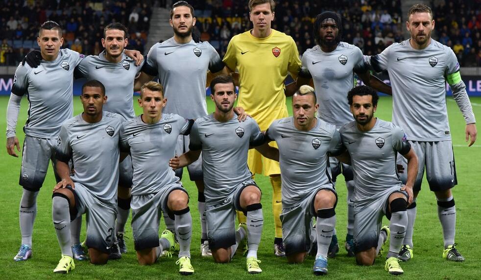 高诗岩追身三分，深圳队开场三分球3中3，激情四溢的篮球盛宴（高诗岩追身三分点燃全场，深圳队开局外线3投3中，篮球激情全面爆发）