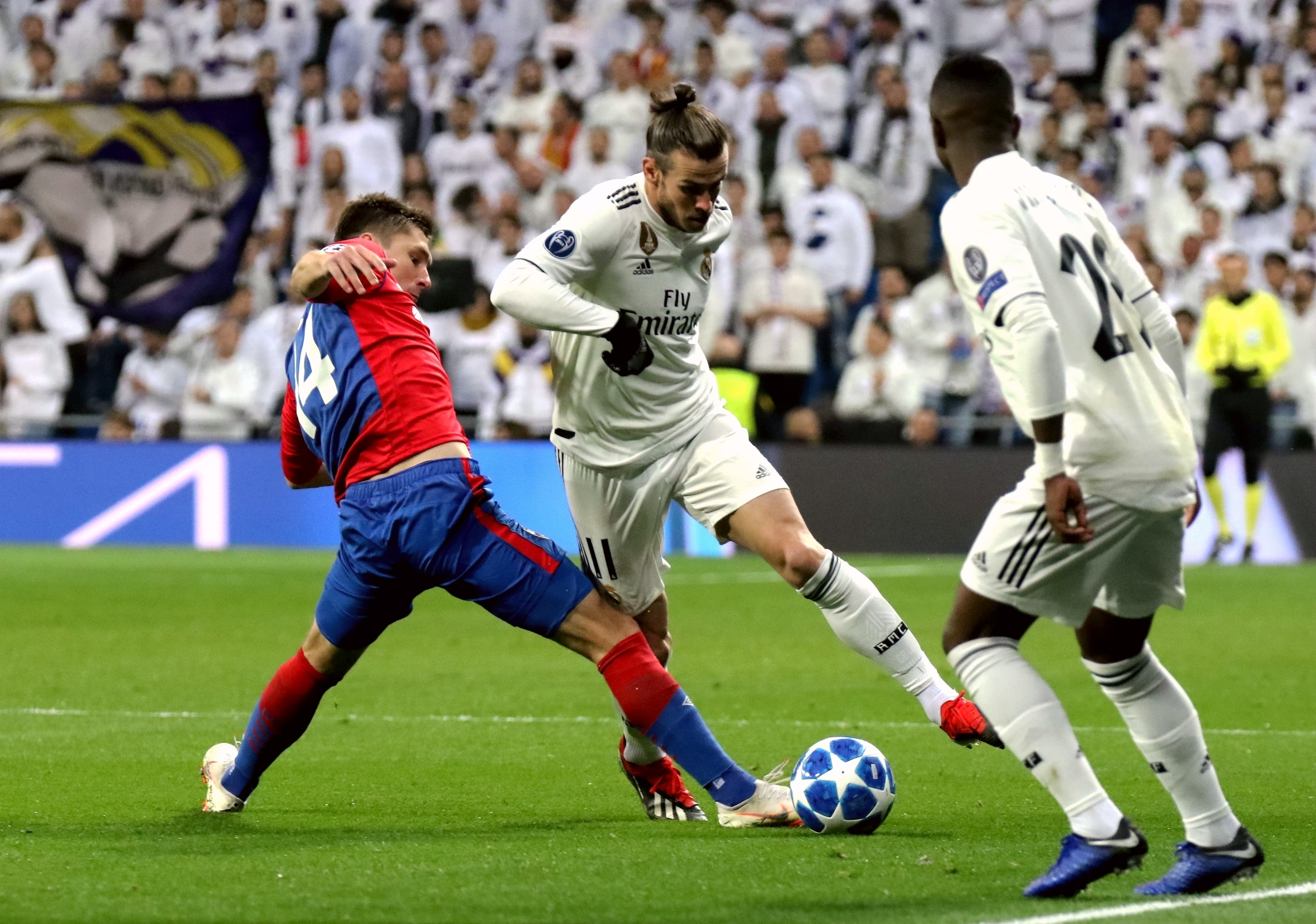 NBA：湖人险胜火箭 詹姆斯砍下全场最高分